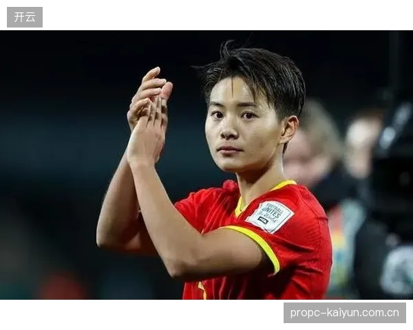 瑞士队防线面临老化问题,年轻中卫能否在世界杯赛场承担重任是关键。 瑞士队防线面临老化问题,年轻中卫能否在世界杯赛场承担重任是关键。